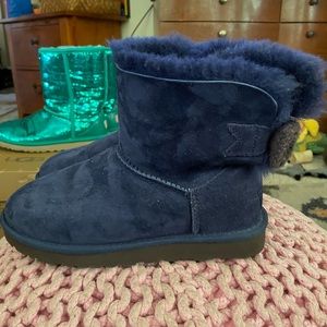 EUC NAVY BLUE UGGS WORTH BROWN BOW, Size 7